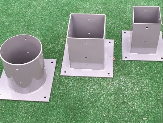 Segunda operación: soportes metálicos hechos a medida anclaje de postes de madera