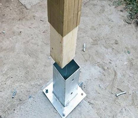 Segunda operación: soportes metálicos hechos a medida anclaje de postes de madera