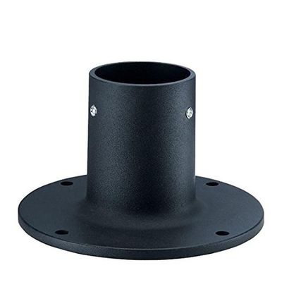 Instalación de postes luminosos exteriores recubiertos de negro con material de acero y base de poste de montaje de muelle