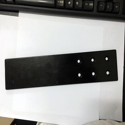 Partes metálicas recubiertas de óxido negro, abrazadera para tubos pequeños con corte láser de precisión y flexión