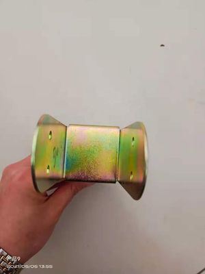 Conector de madera de colgante de vigas recubiertas de zinc de acero al carbono OEM personalizado para espesor de estante 0,4--3 mm