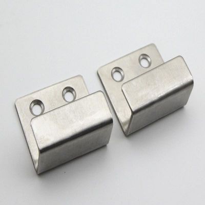 Proceso de corte de hardware de estampado personalizado con soporte U reforzado de acero pulido para estantes